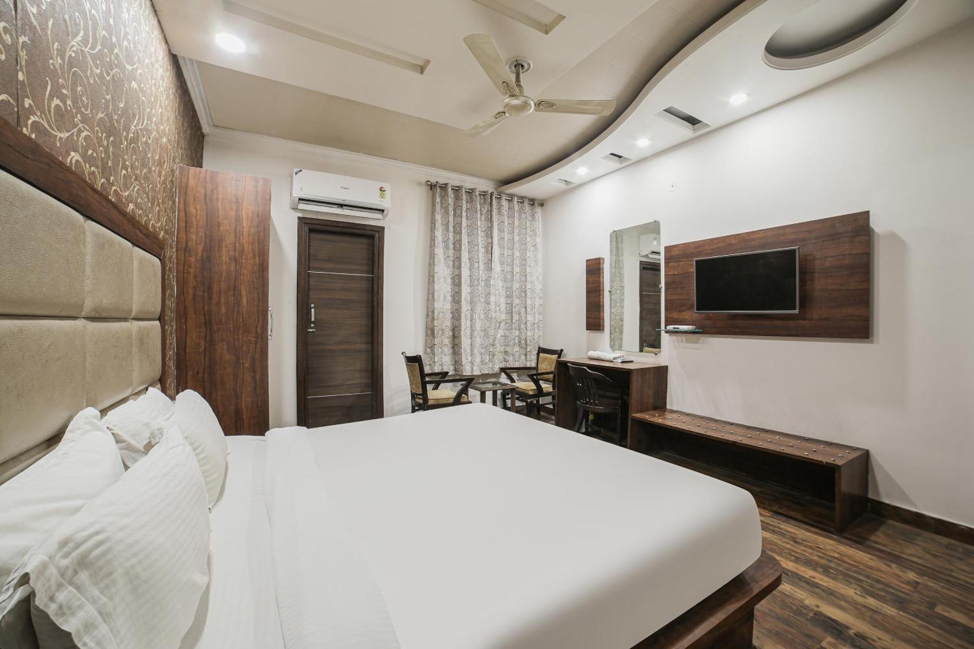 Super Townhouse Hollywood Heights Hotel 4*