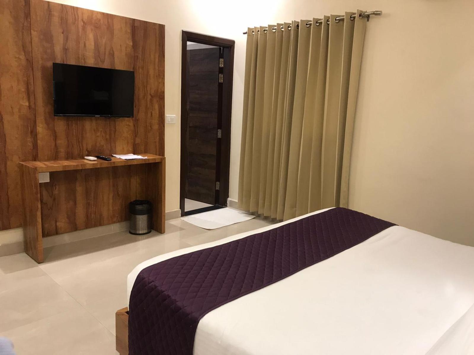 Hotel Hampton - 200 Mt From Golden Temple 3*
