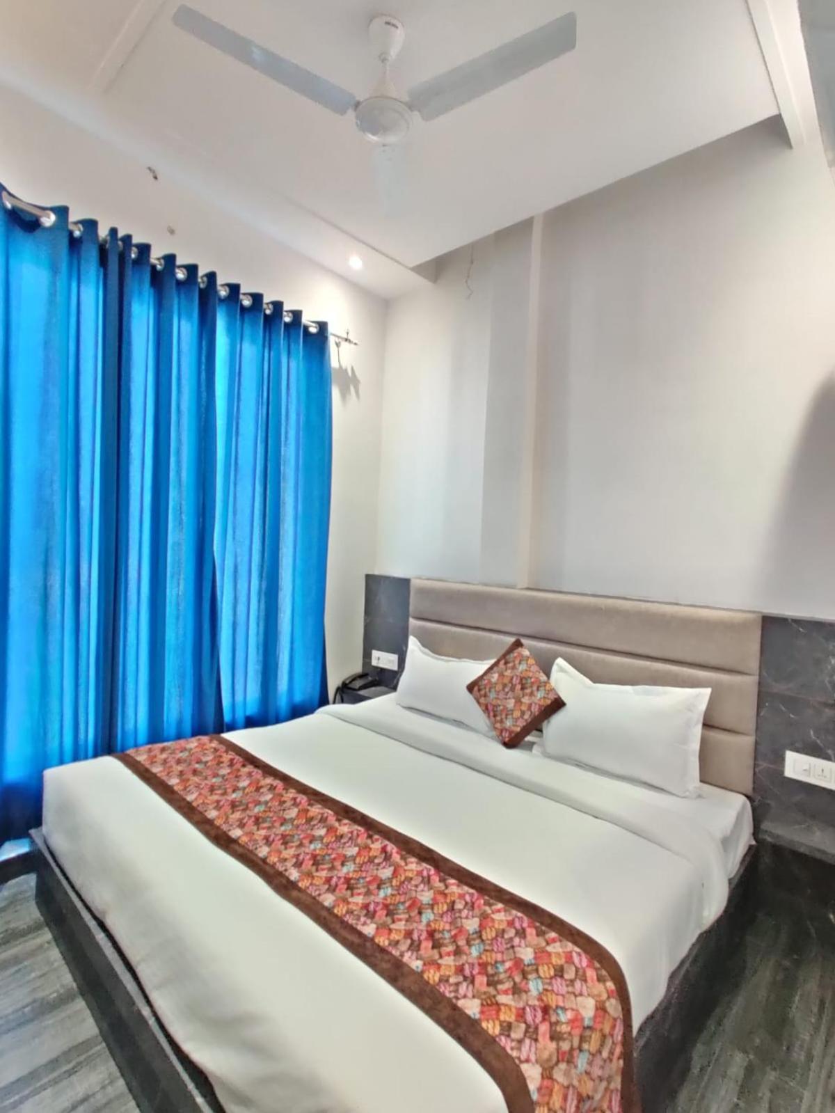 The Restu And Restaurant 300 Meter From Golden Temple Hotel