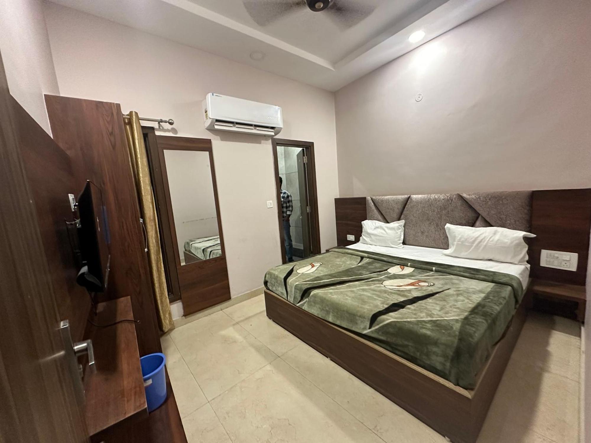 Embasy Near Golden Temple Hotel