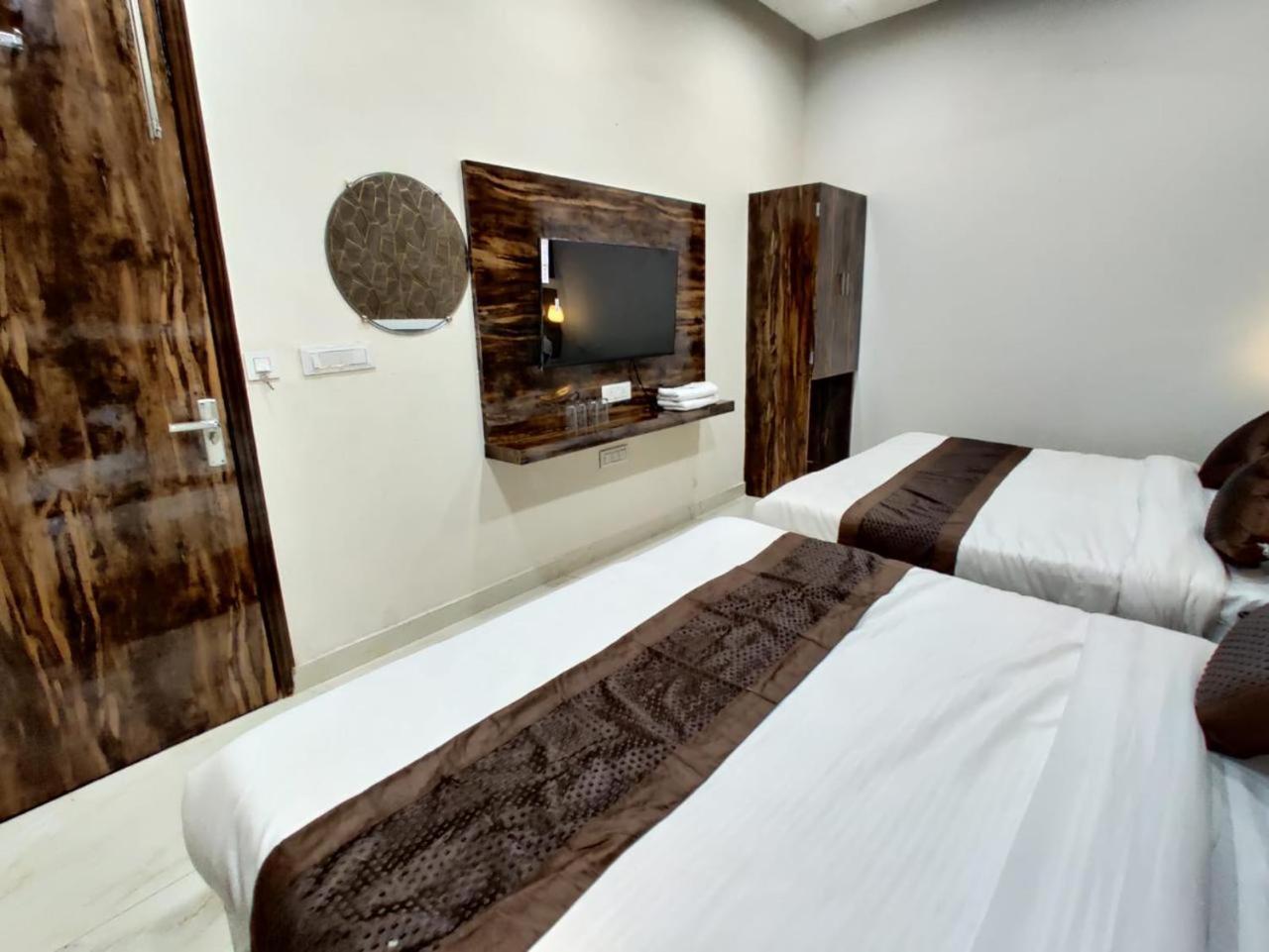 Hotel Gs 200 Mtr From Golden Temple 3*