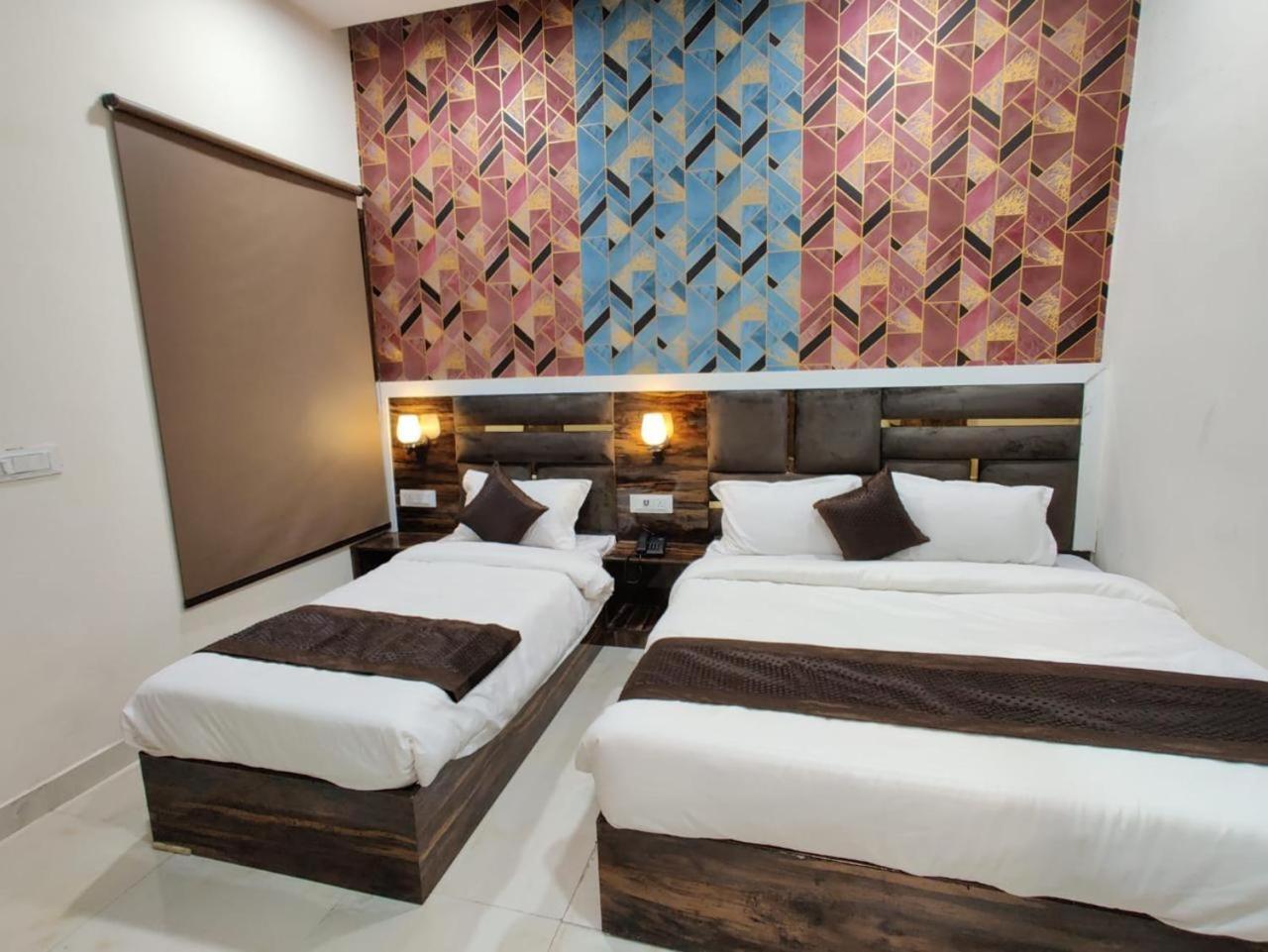 Hotel Gs 200 Mtr From Golden Temple 3*