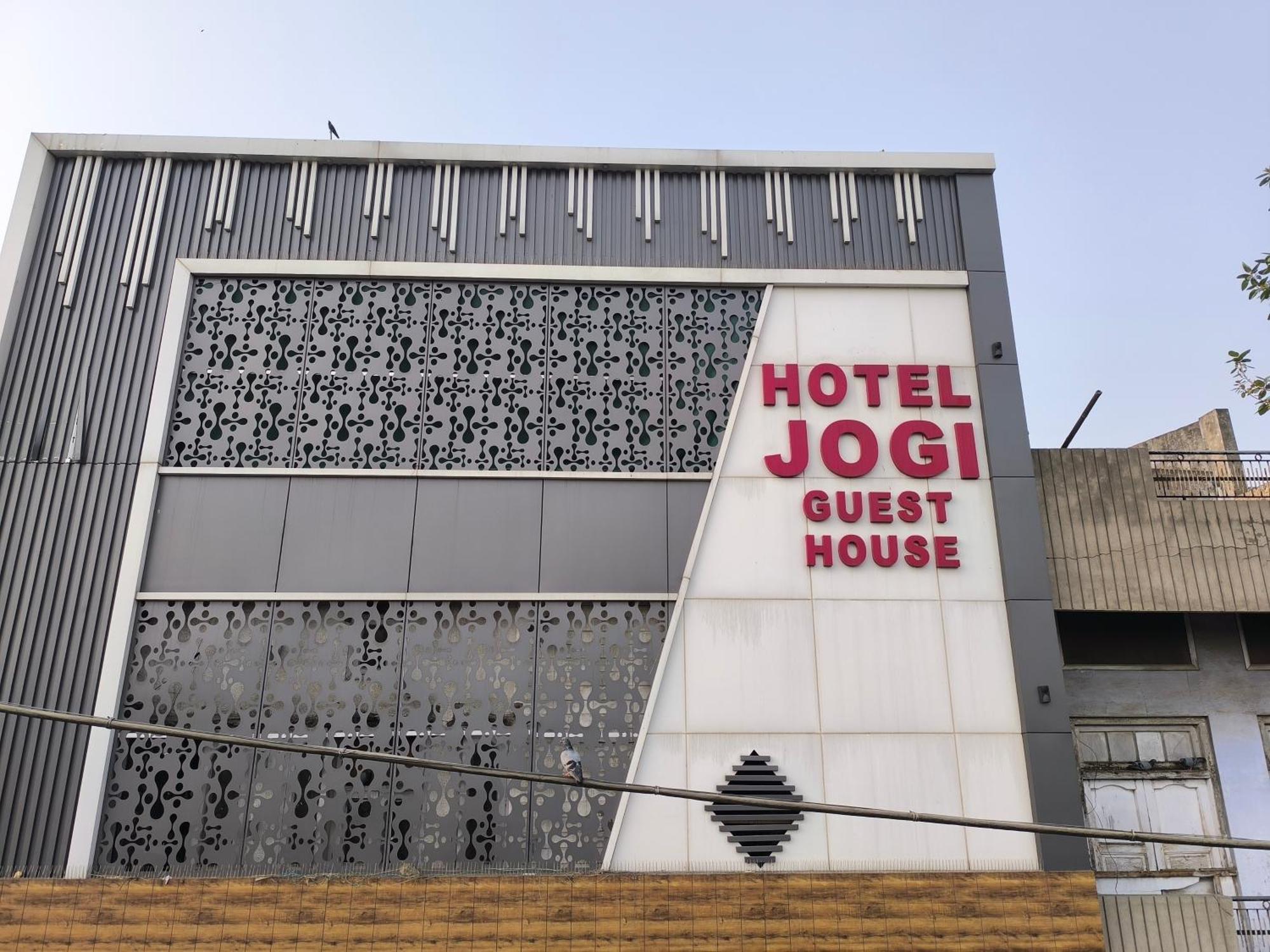 Jogi Welcome Families, Friends, Groups, Couples, Singles Fully Airconditioner, Attach Washrooms, Lift, Wifi, 24 Service, Power Backup 2*
