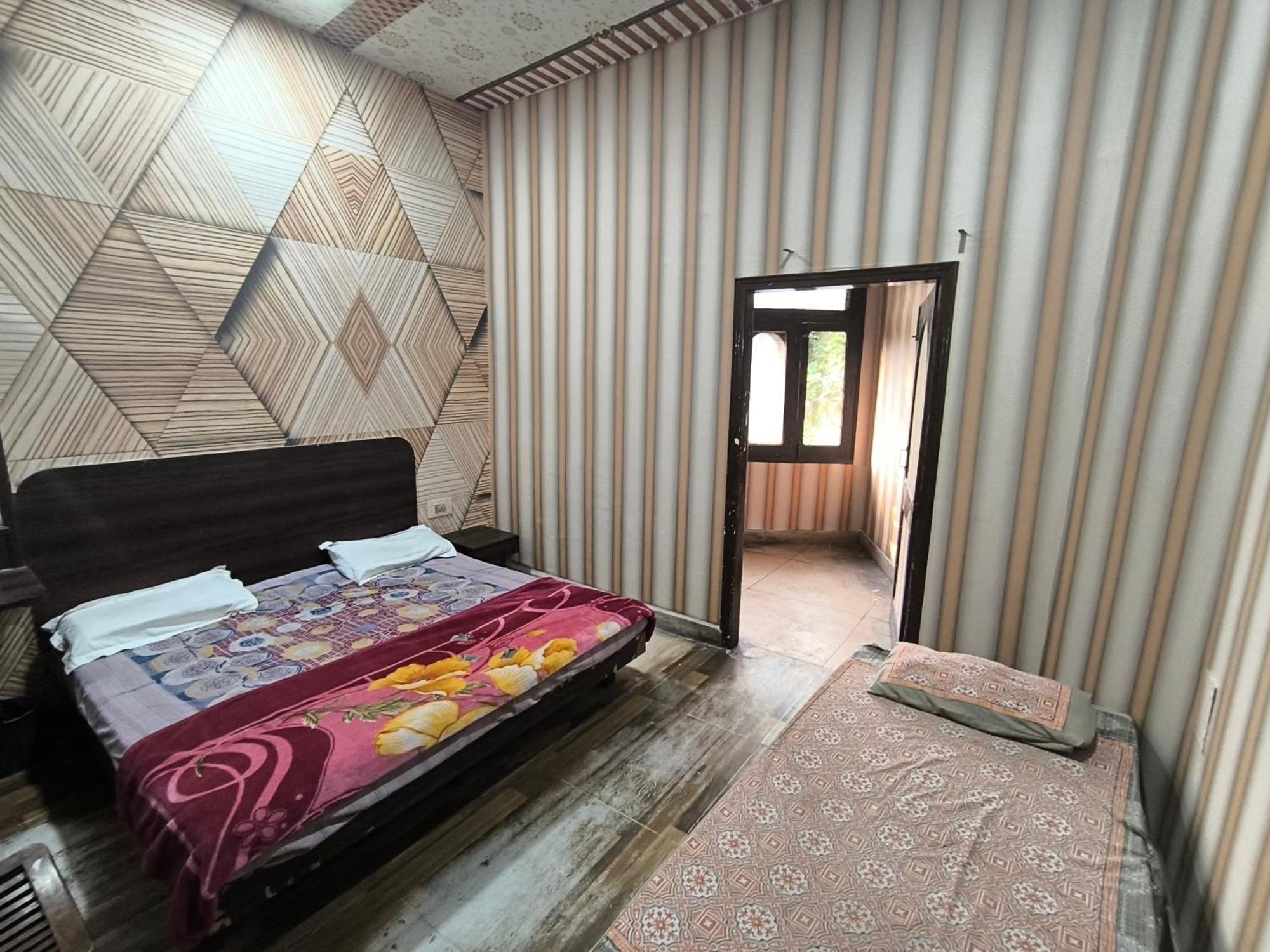 Jogi Welcome Families, Friends, Groups, Couples, Singles Fully Airconditioner, Attach Washrooms, Lift, Wifi, 24 Service, Power Backup 2* Amritsar