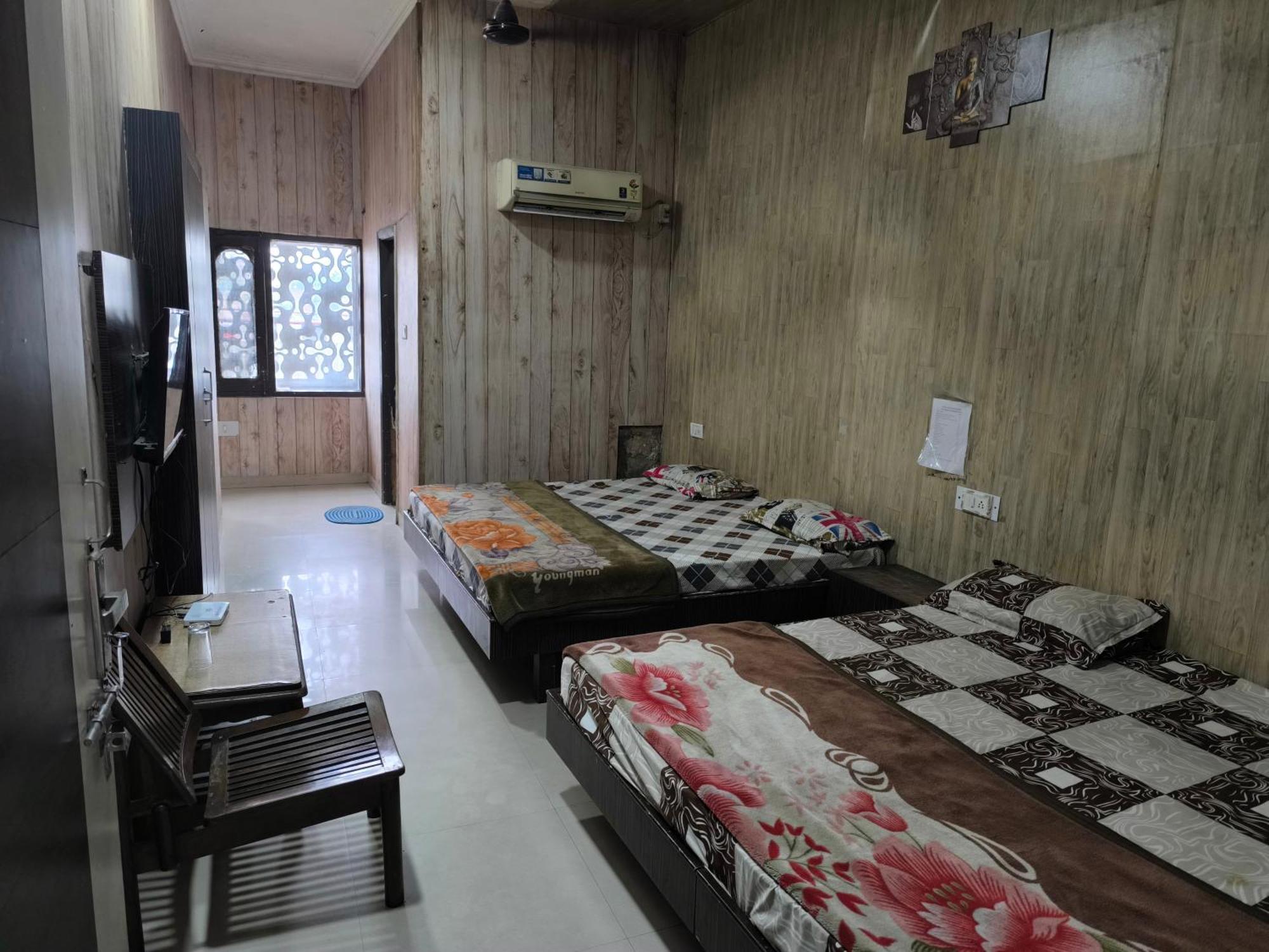 Jogi Welcome Families, Friends, Groups, Couples, Singles Fully Airconditioner, Attach Washrooms, Lift, Wifi, 24 Service, Power Backup