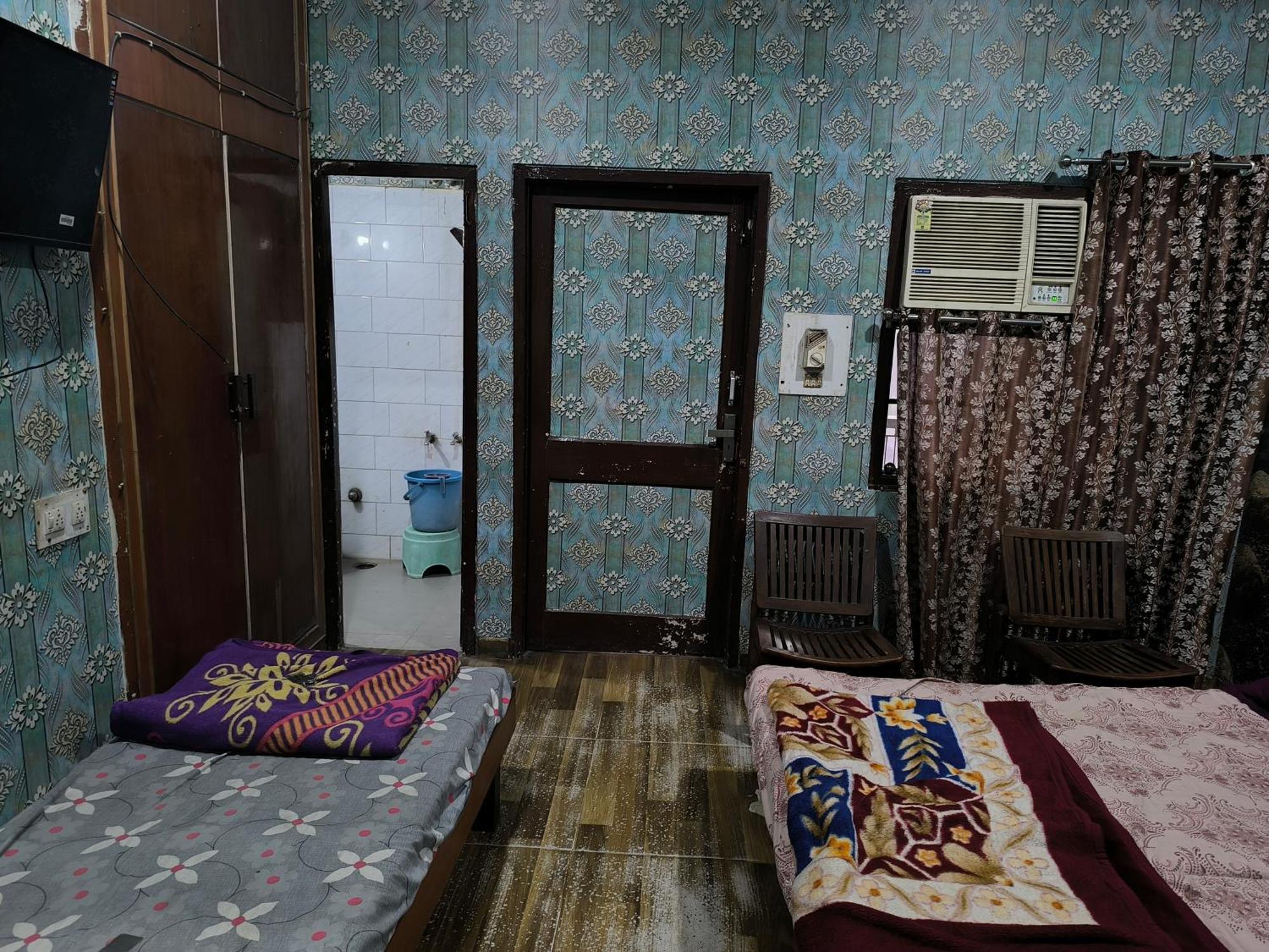Jogi Welcome Families, Friends, Groups, Couples, Singles Fully Airconditioner, Attach Washrooms, Lift, Wifi, 24 Service, Power Backup Hotel 2*