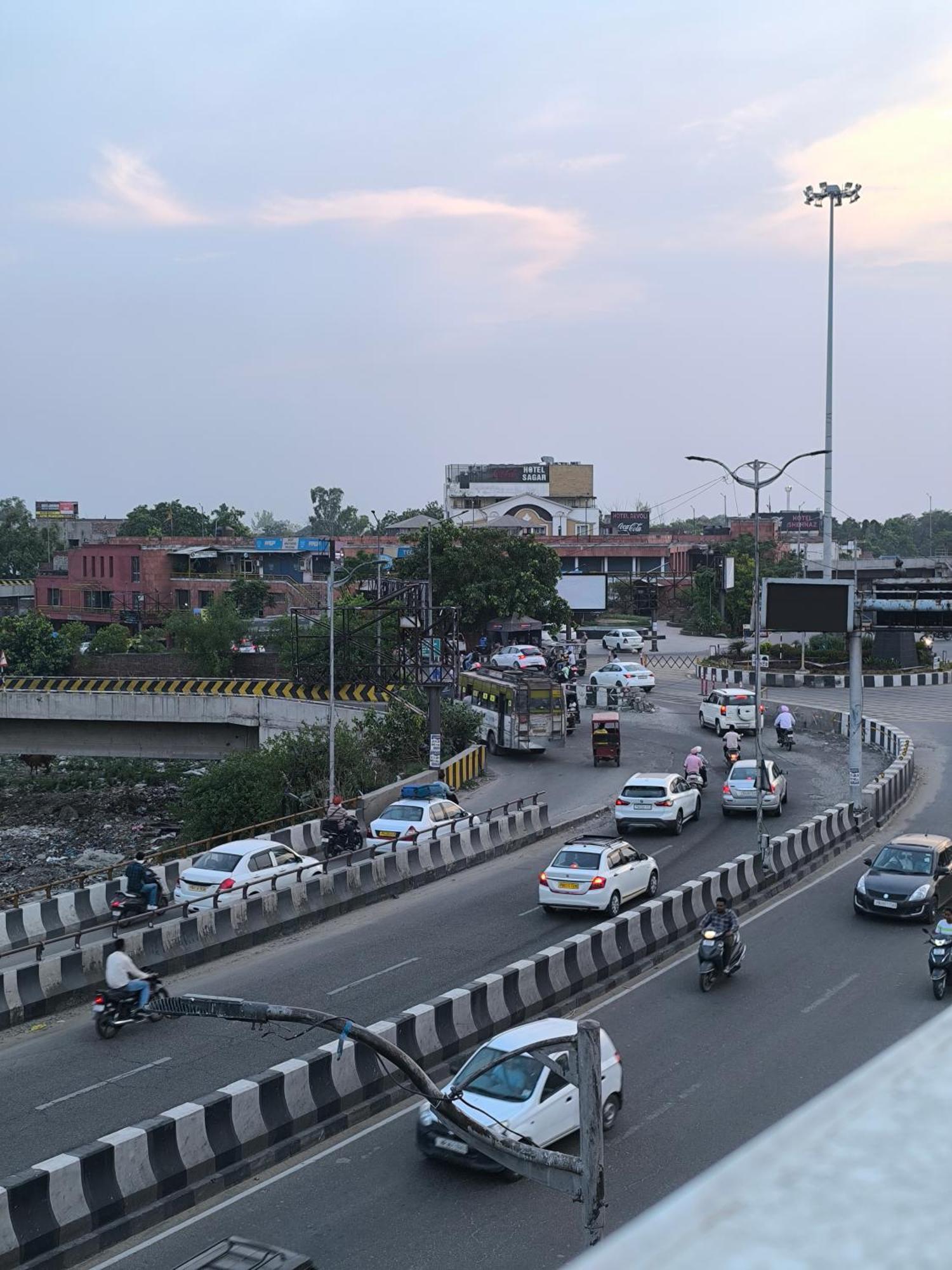 Jogi Welcome Families, Friends, Groups, Couples, Singles Fully Airconditioner, Attach Washrooms, Lift, Wifi, 24 Service, Power Backup 2* Amritsar
