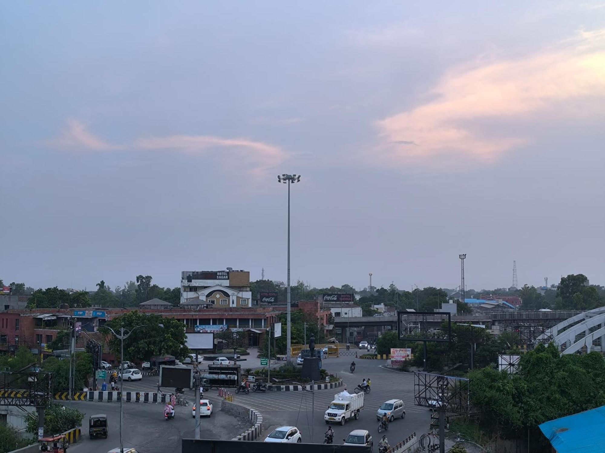 Jogi Welcome Families, Friends, Groups, Couples, Singles Fully Airconditioner, Attach Washrooms, Lift, Wifi, 24 Service, Power Backup Hotel 2*