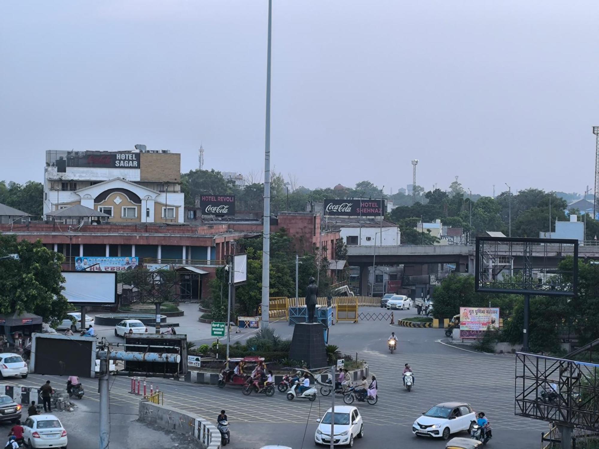 Jogi Welcome Families, Friends, Groups, Couples, Singles Fully Airconditioner, Attach Washrooms, Lift, Wifi, 24 Service, Power Backup Amritsar