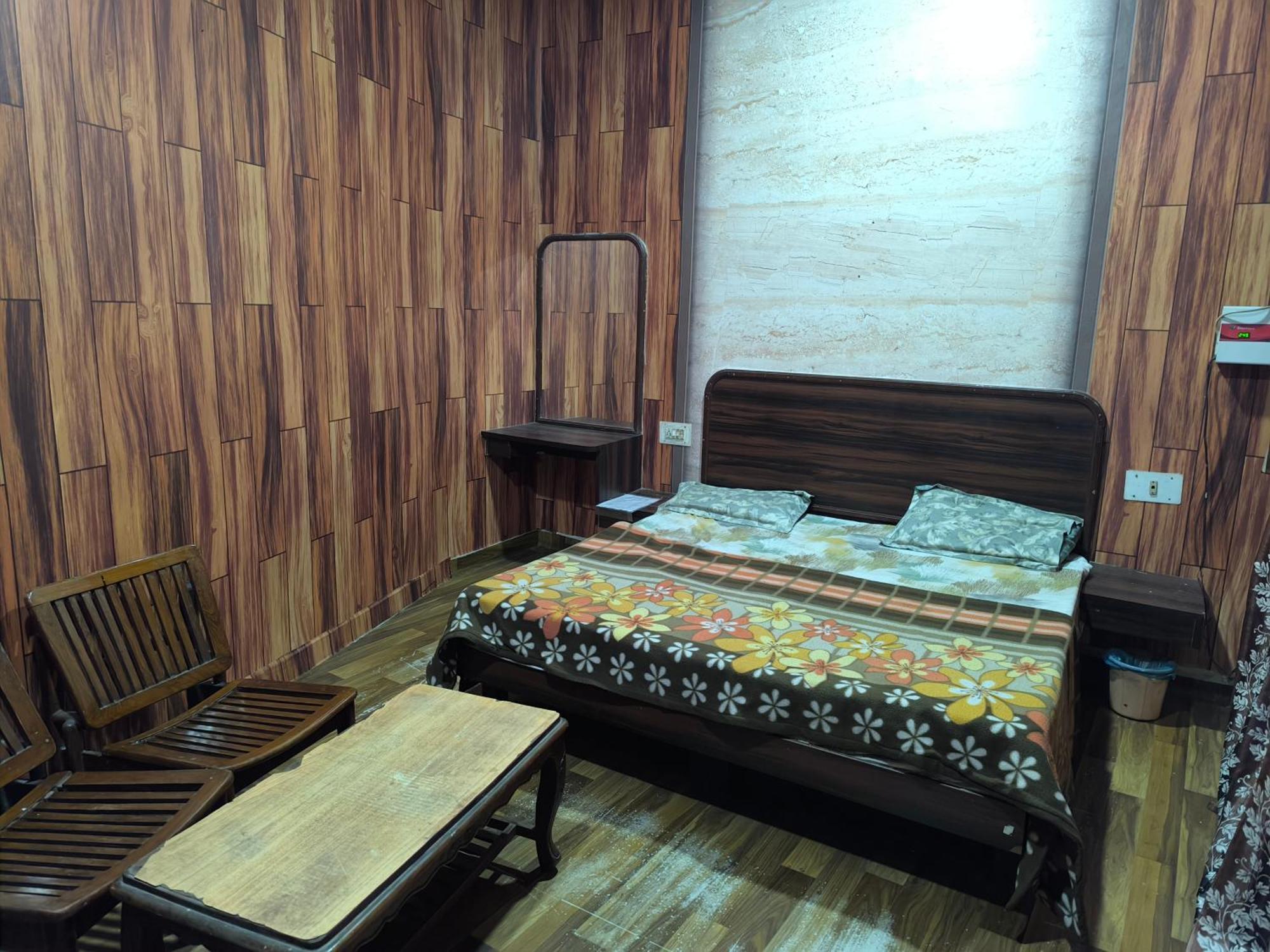 Jogi Welcome Families, Friends, Groups, Couples, Singles Fully Airconditioner, Attach Washrooms, Lift, Wifi, 24 Service, Power Backup
