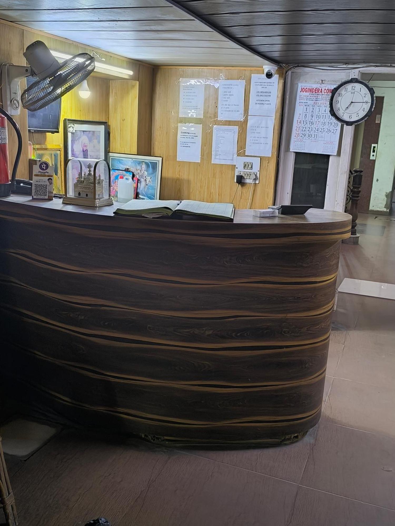 Jogi Welcome Families, Friends, Groups, Couples, Singles Fully Airconditioner, Attach Washrooms, Lift, Wifi, 24 Service, Power Backup Hotel 2*