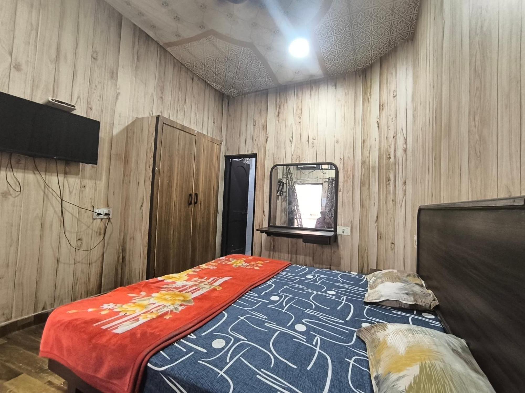 Jogi Welcome Families, Friends, Groups, Couples, Singles Fully Airconditioner, Attach Washrooms, Lift, Wifi, 24 Service, Power Backup Hotel Amritsar