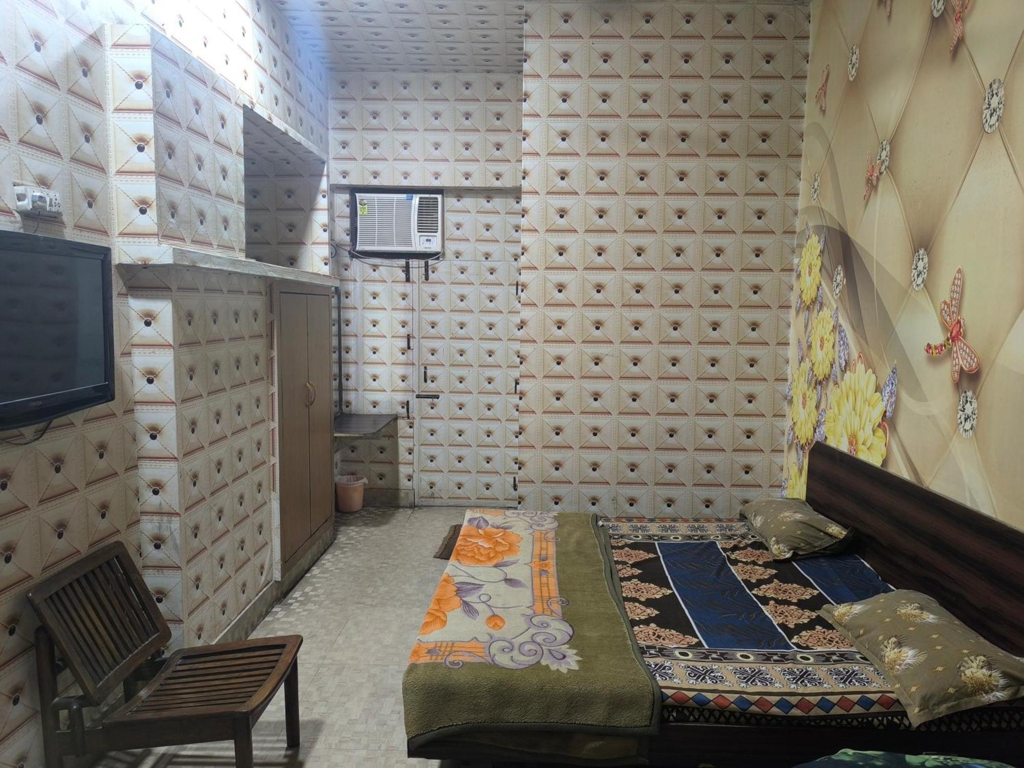 Jogi Welcome Families, Friends, Groups, Couples, Singles Fully Airconditioner, Attach Washrooms, Lift, Wifi, 24 Service, Power Backup 2*