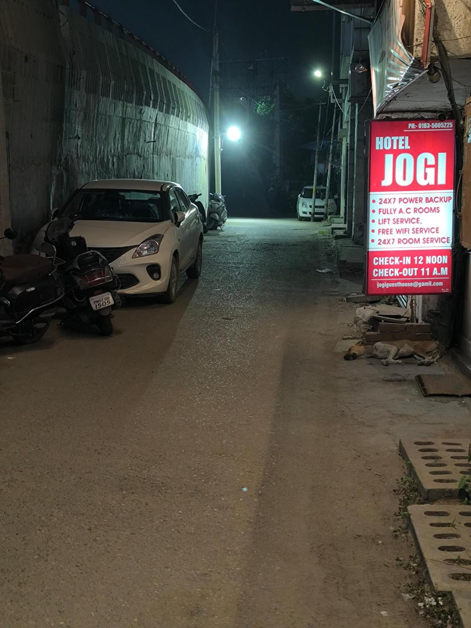 Jogi Welcome Families, Friends, Groups, Couples, Singles Fully Airconditioner, Attach Washrooms, Lift, Wifi, 24 Service, Power Backup Hotel 2*