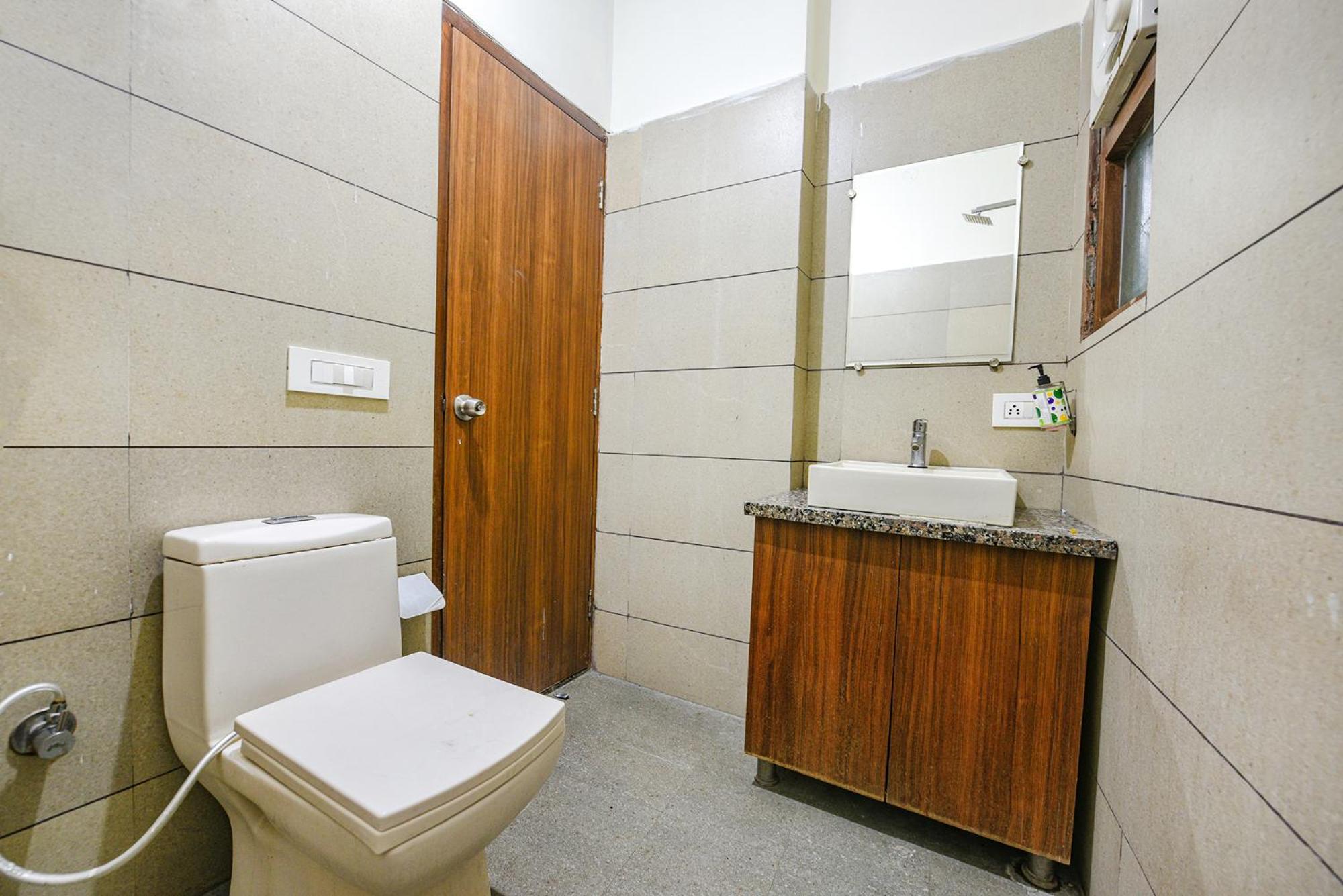 Hotel Fabhotel Savera Park