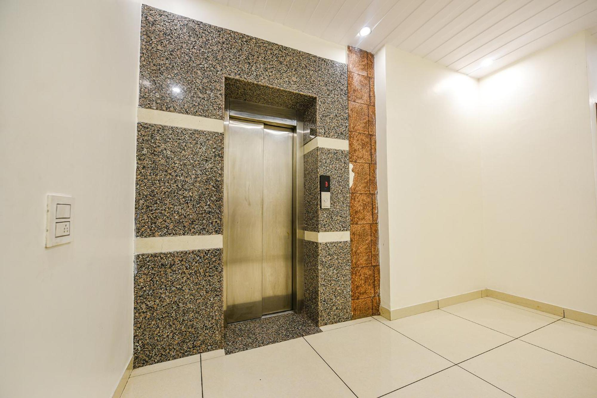 Hotel Fabhotel Savera Park