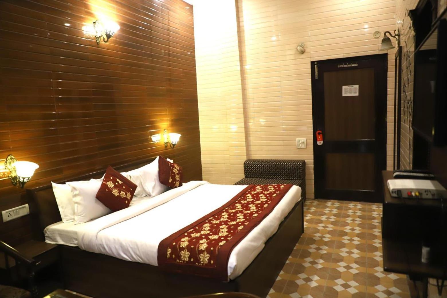 Holy Hotel 3*