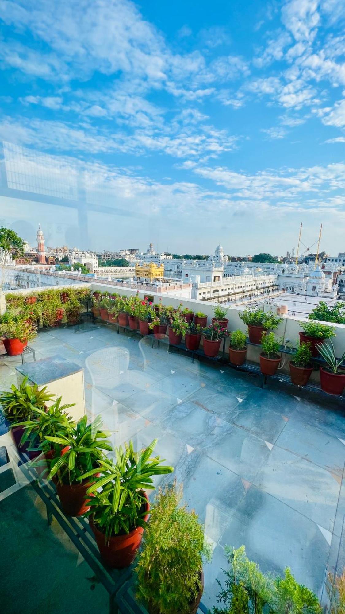 Sapphire Opposite Golden Temple Hotel 3*
