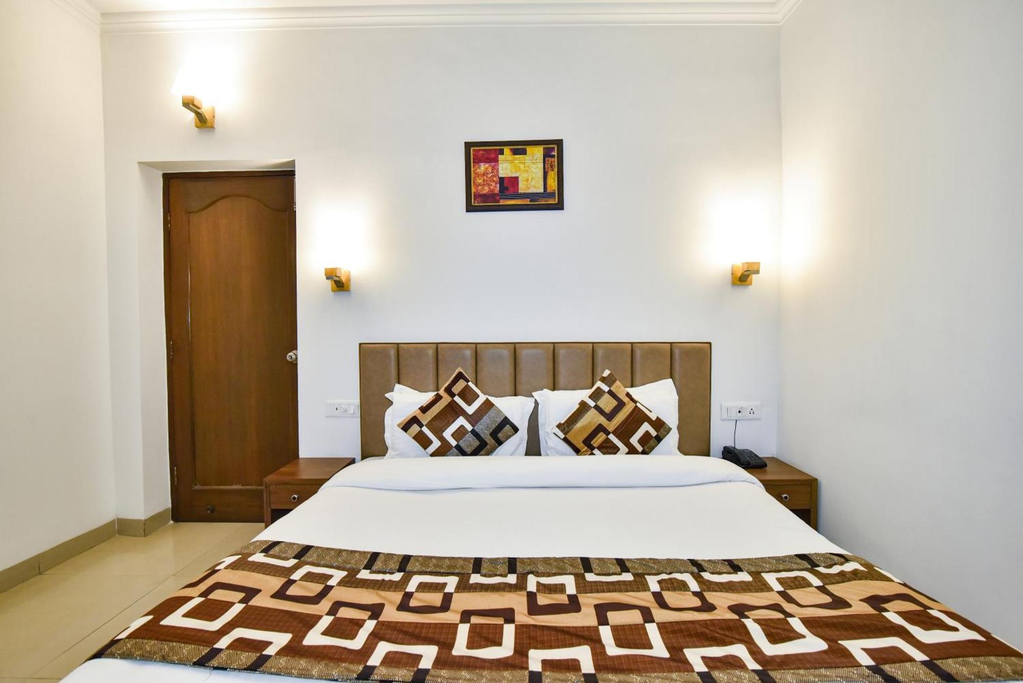 Hotel Sapphire Opposite Golden Temple 3*
