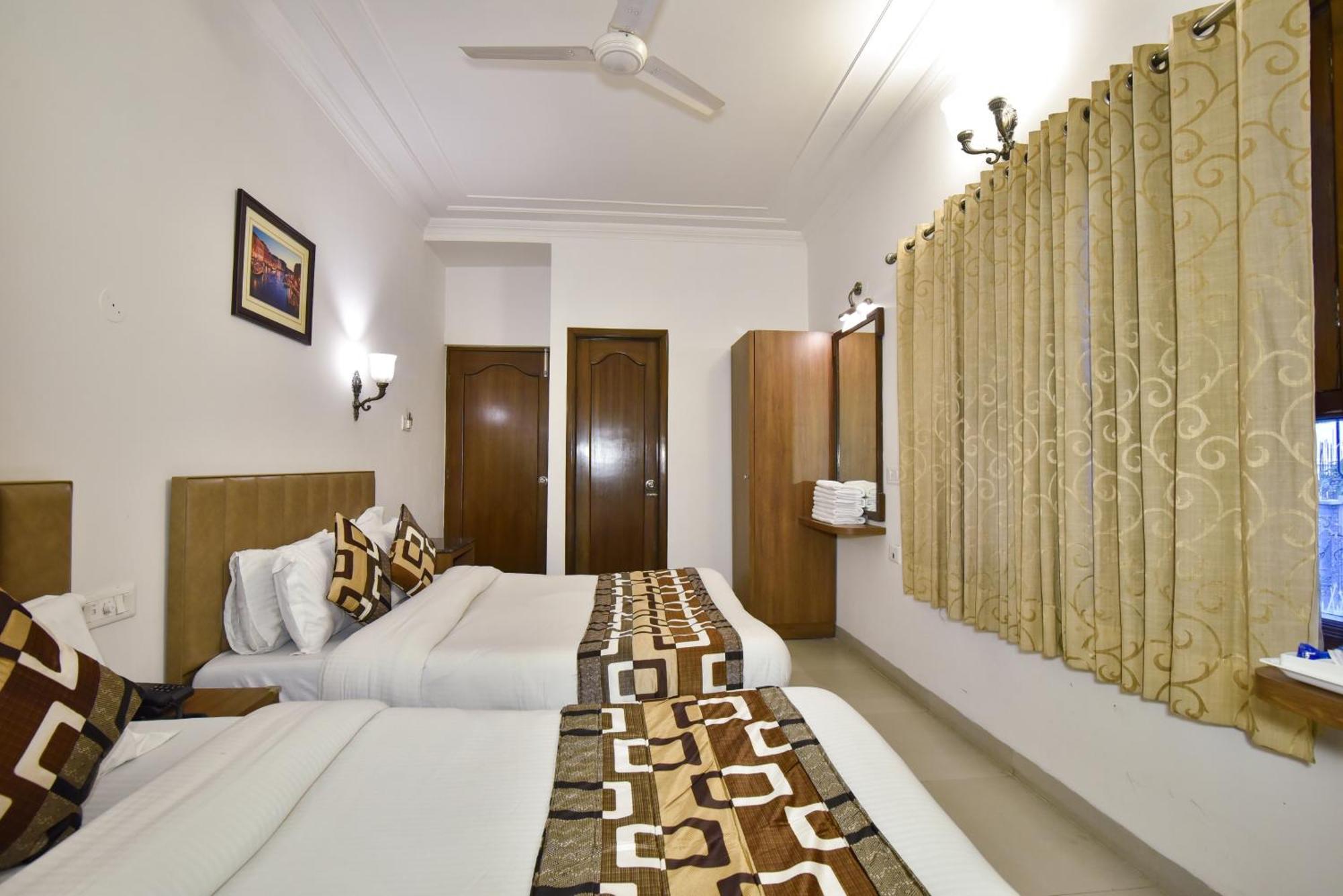 Sapphire Opposite Golden Temple Hotel 3*