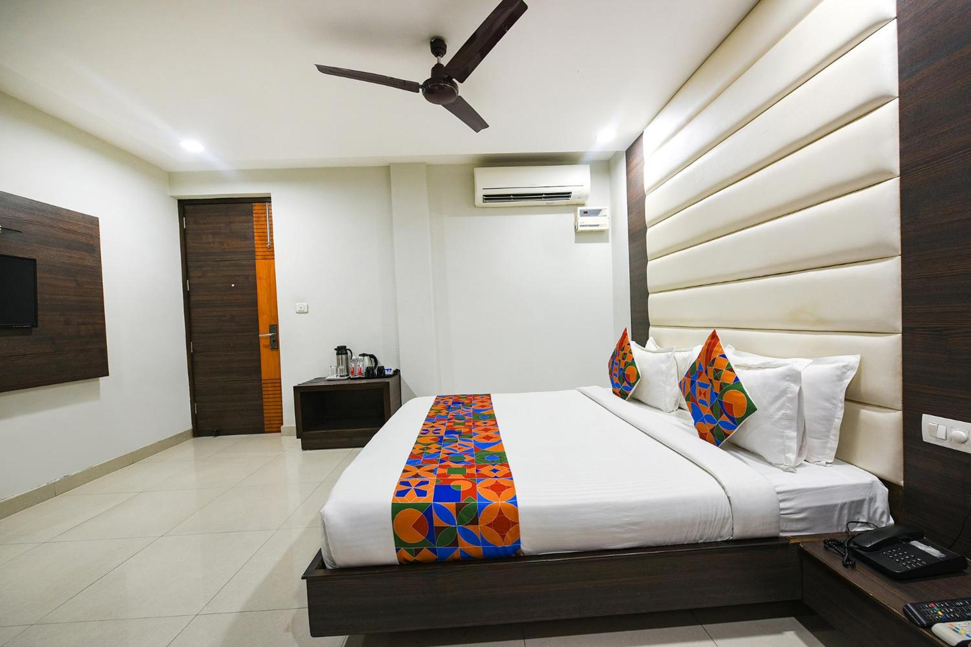 Hotel Fabhotel Kk Continental 50 Meter From Railway Station -