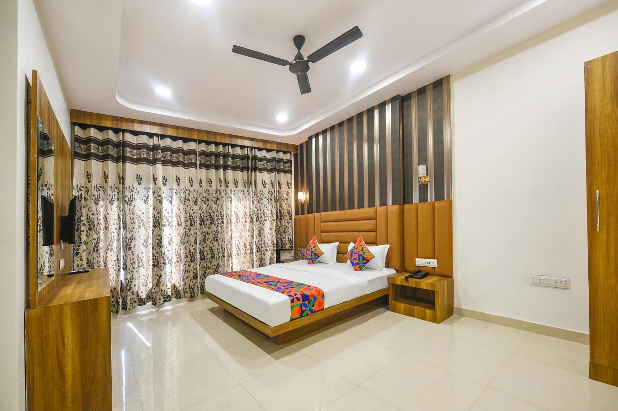 Fabhotel Golden Tree Hotel