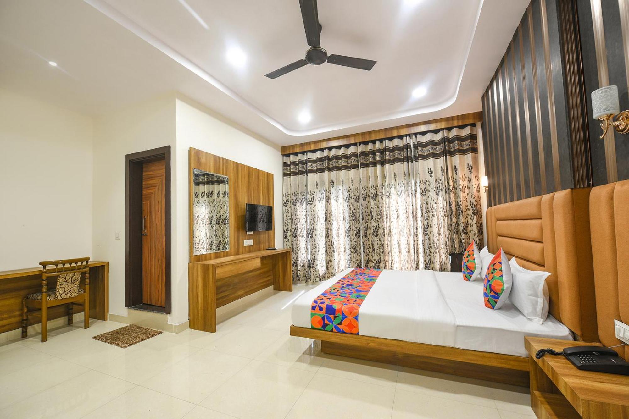 Fabhotel Golden Tree
