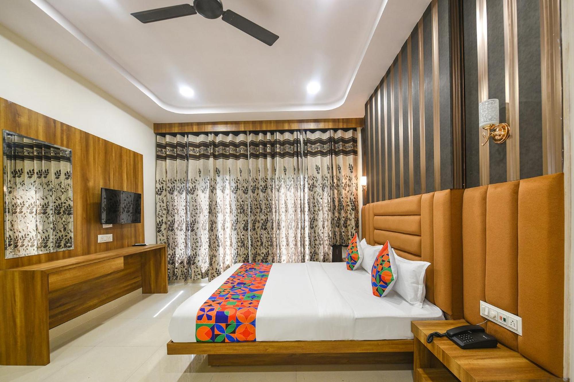Fabhotel Golden Tree Hotel 3*