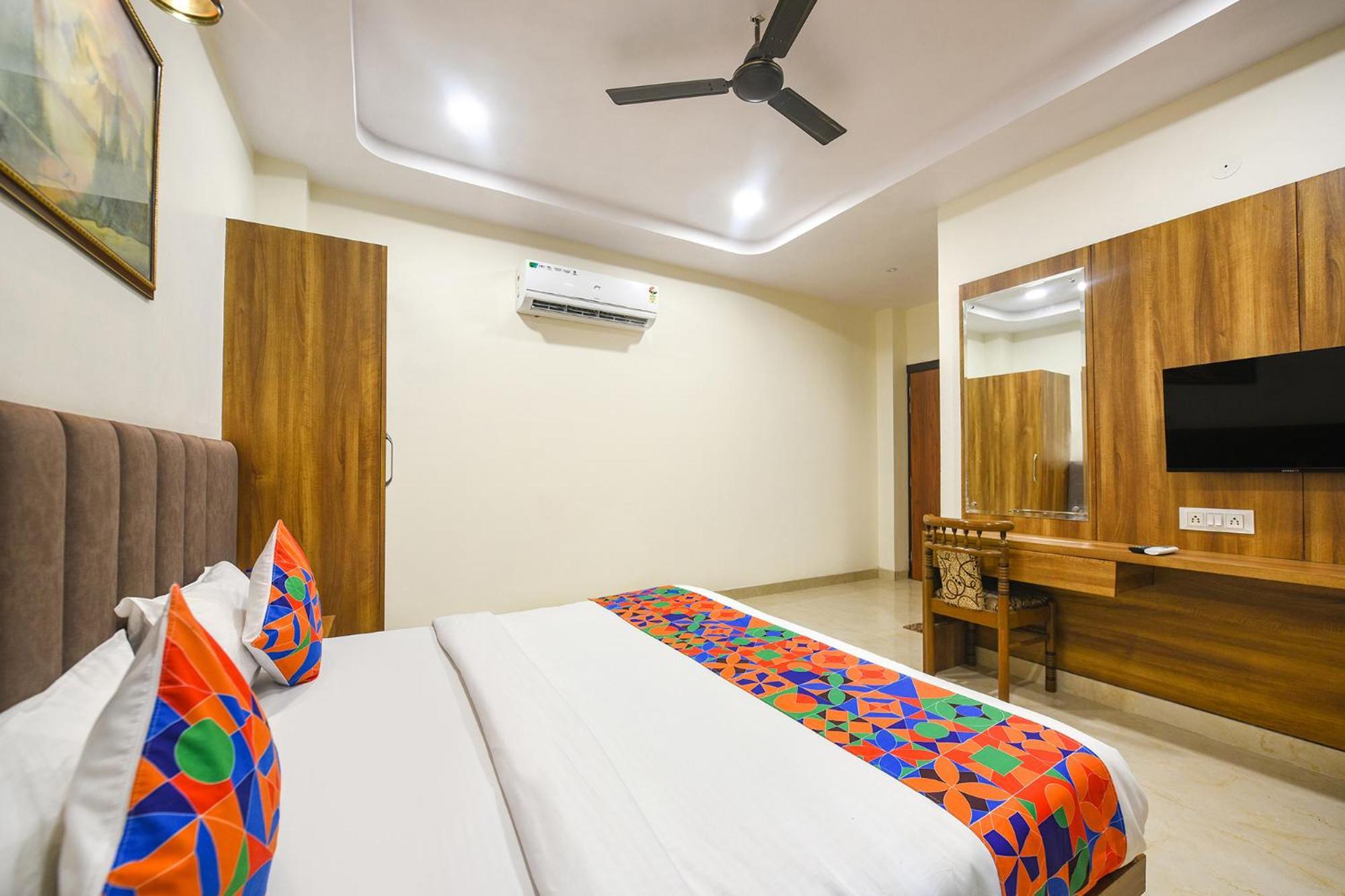 Fabhotel Golden Tree Hotel