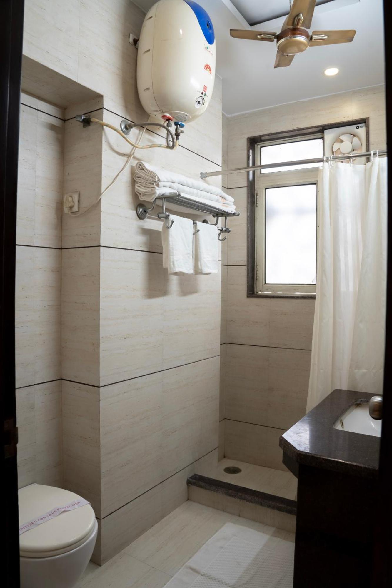 International 2 Min Walk From Bus Stand Hotel