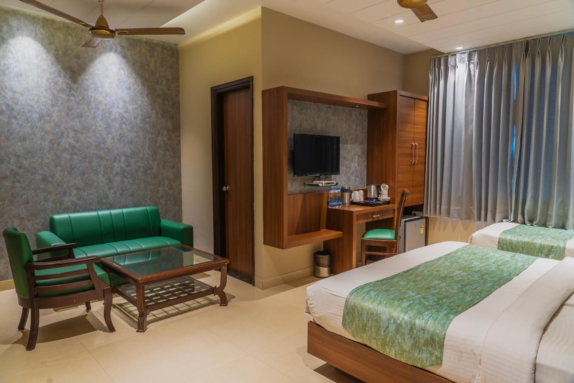Hotel International 2 Min Walk From Bus Stand