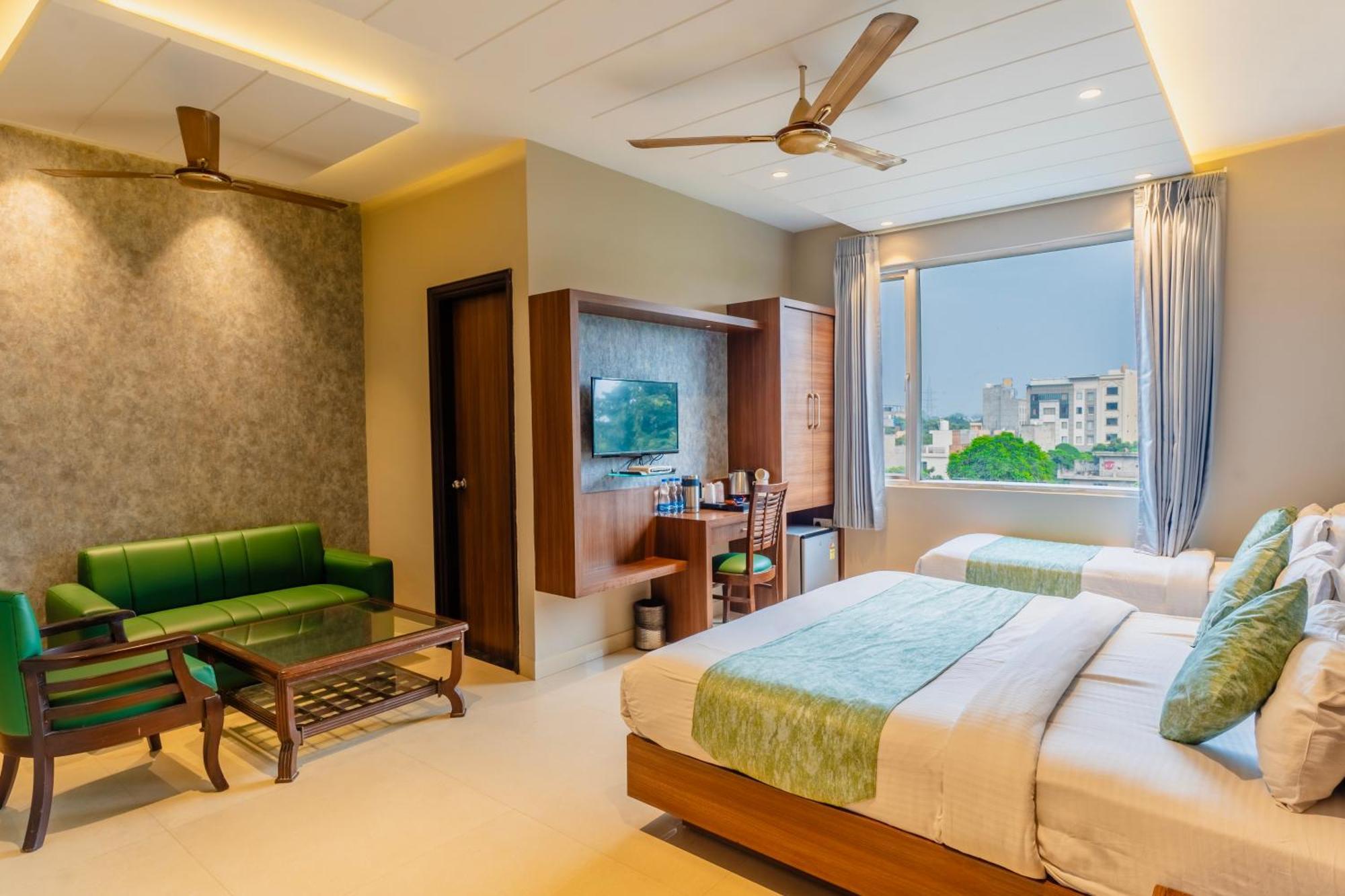International 2 Min Walk From Bus Stand Hotel 3*
