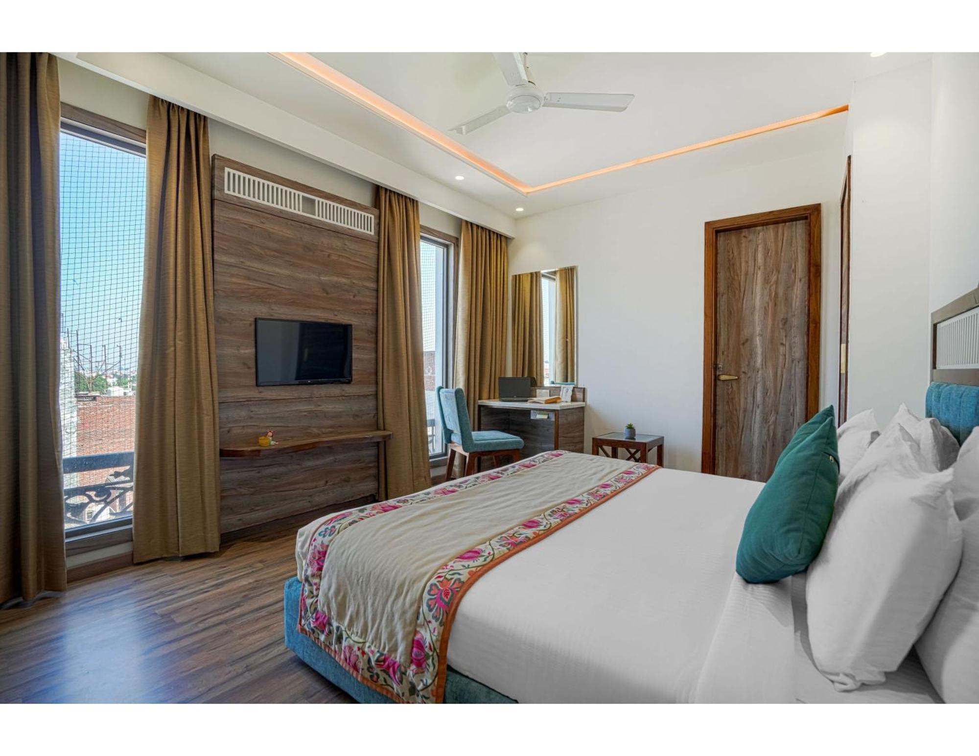 Ak Continental 2 Minutes' Walk From Bus Stand Hotel