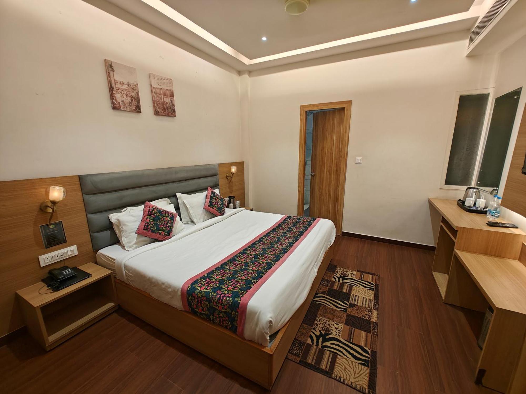 Hotel Luxurio - In-house Barista Cafe, Near Golden Temple 3*