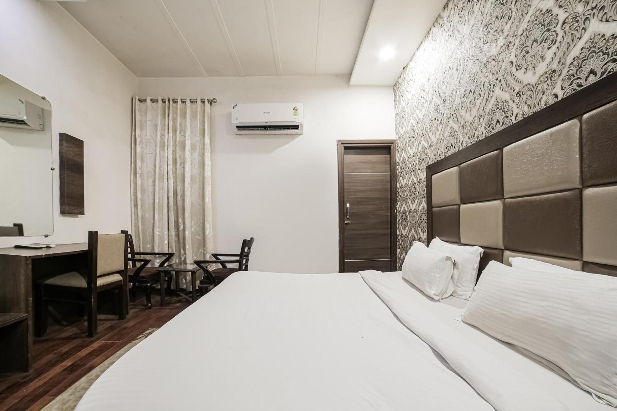 Super Townhouse Hollywood Heights Hotel 4*