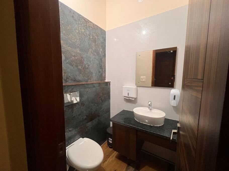 Villa 5bhk Away From At Ranjit Avenue *