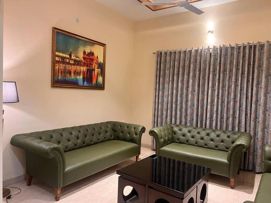 Villa 5bhk Away From At Ranjit Avenue *