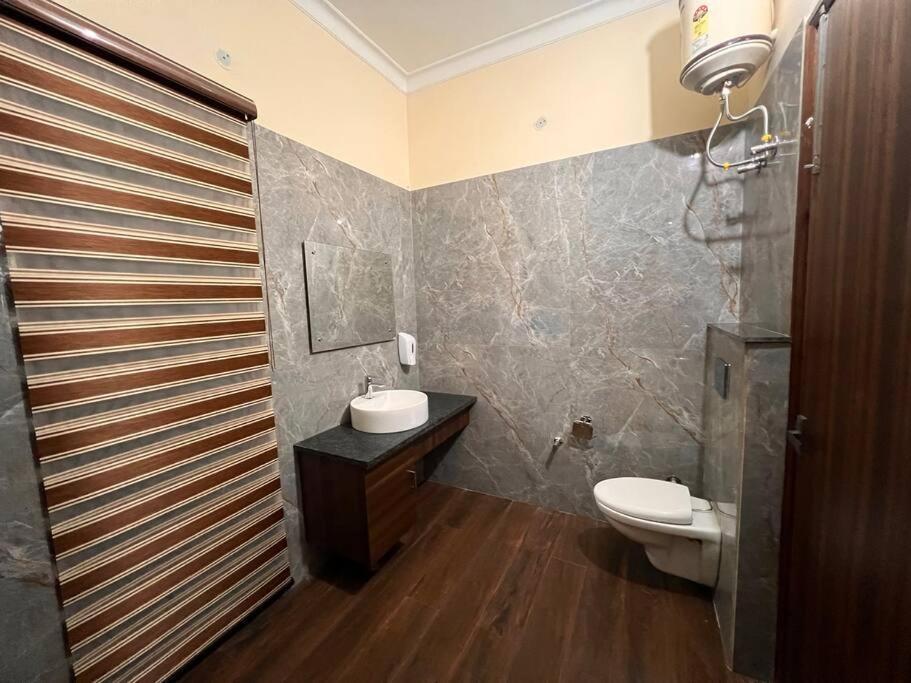 Villa 5bhk Away From At Ranjit Avenue