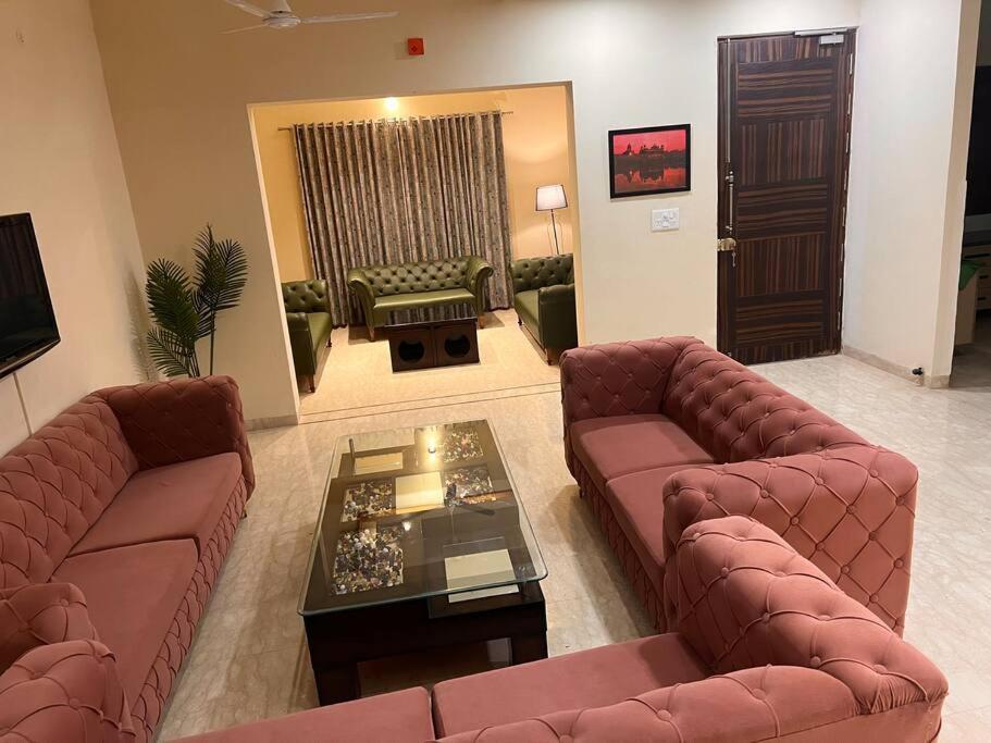 Villa 5bhk Away From At Ranjit Avenue *