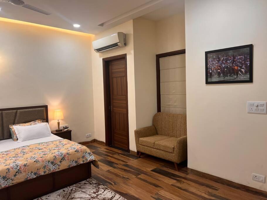 Villa 5bhk Away From At Ranjit Avenue
