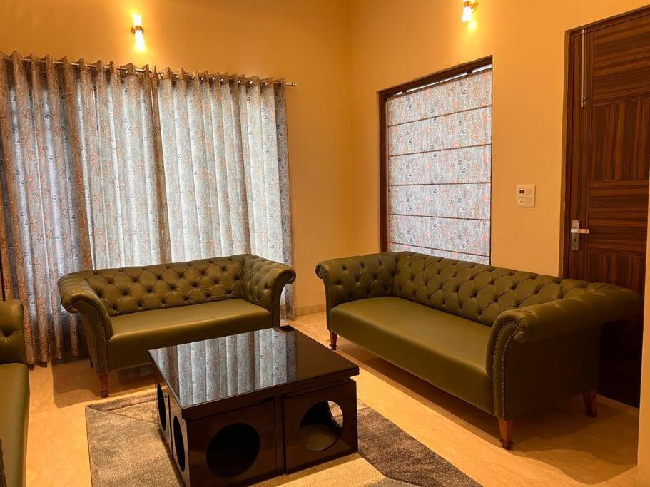 Villa 5bhk Away From At Ranjit Avenue