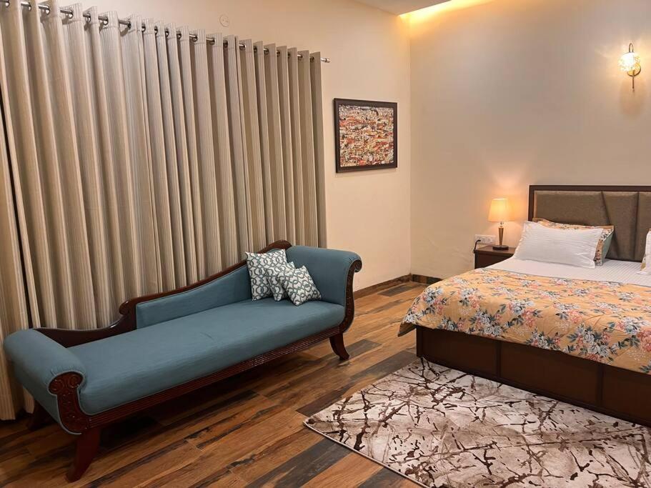 5bhk Away From At Ranjit Avenue Villa *