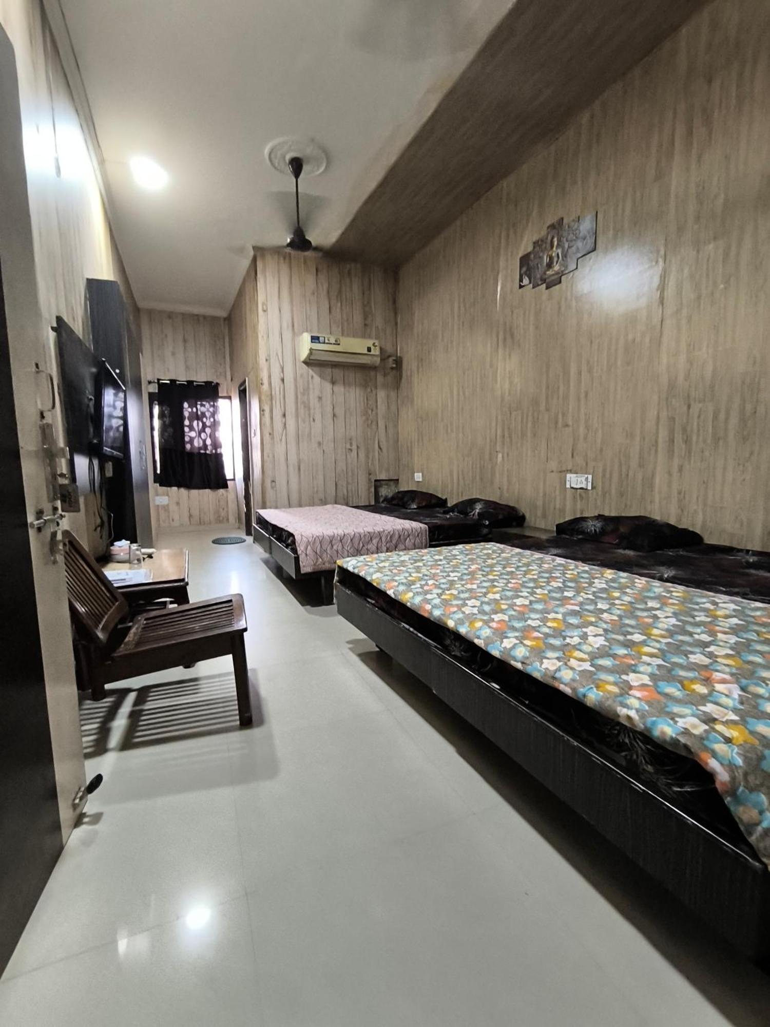 Jogi Welcome Families, Friends, Groups, Couples, Singles Fully Airconditioner, Attach Washrooms, Lift, Wifi, 24 Service, Power Backup Amritsar