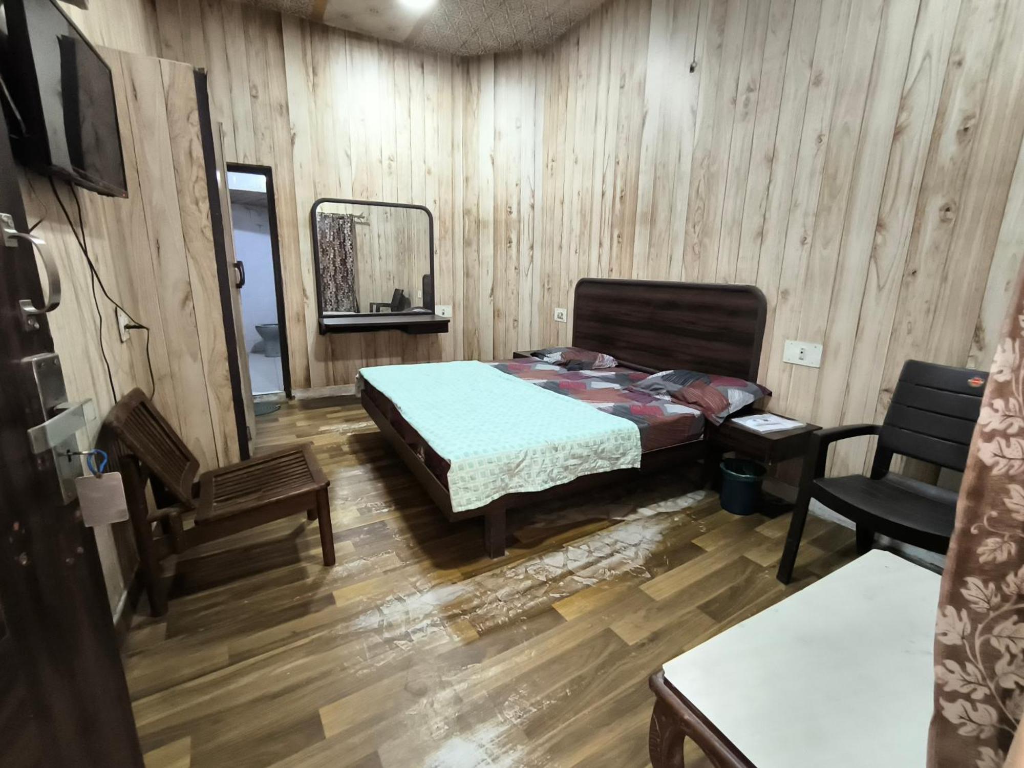Jogi Welcome Families, Friends, Groups, Couples, Singles Fully Airconditioner, Attach Washrooms, Lift, Wifi, 24 Service, Power Backup
