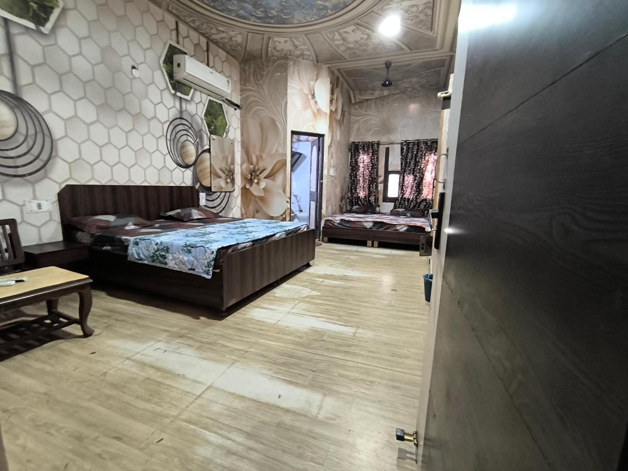 Jogi Welcome Families, Friends, Groups, Couples, Singles Fully Airconditioner, Attach Washrooms, Lift, Wifi, 24 Service, Power Backup Hotel
