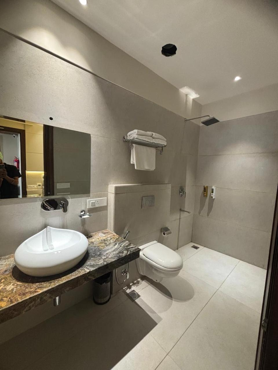 Hotel Moon Just 2 Min Walk From Golden Temple & Jallianwala Bagh Amritsar