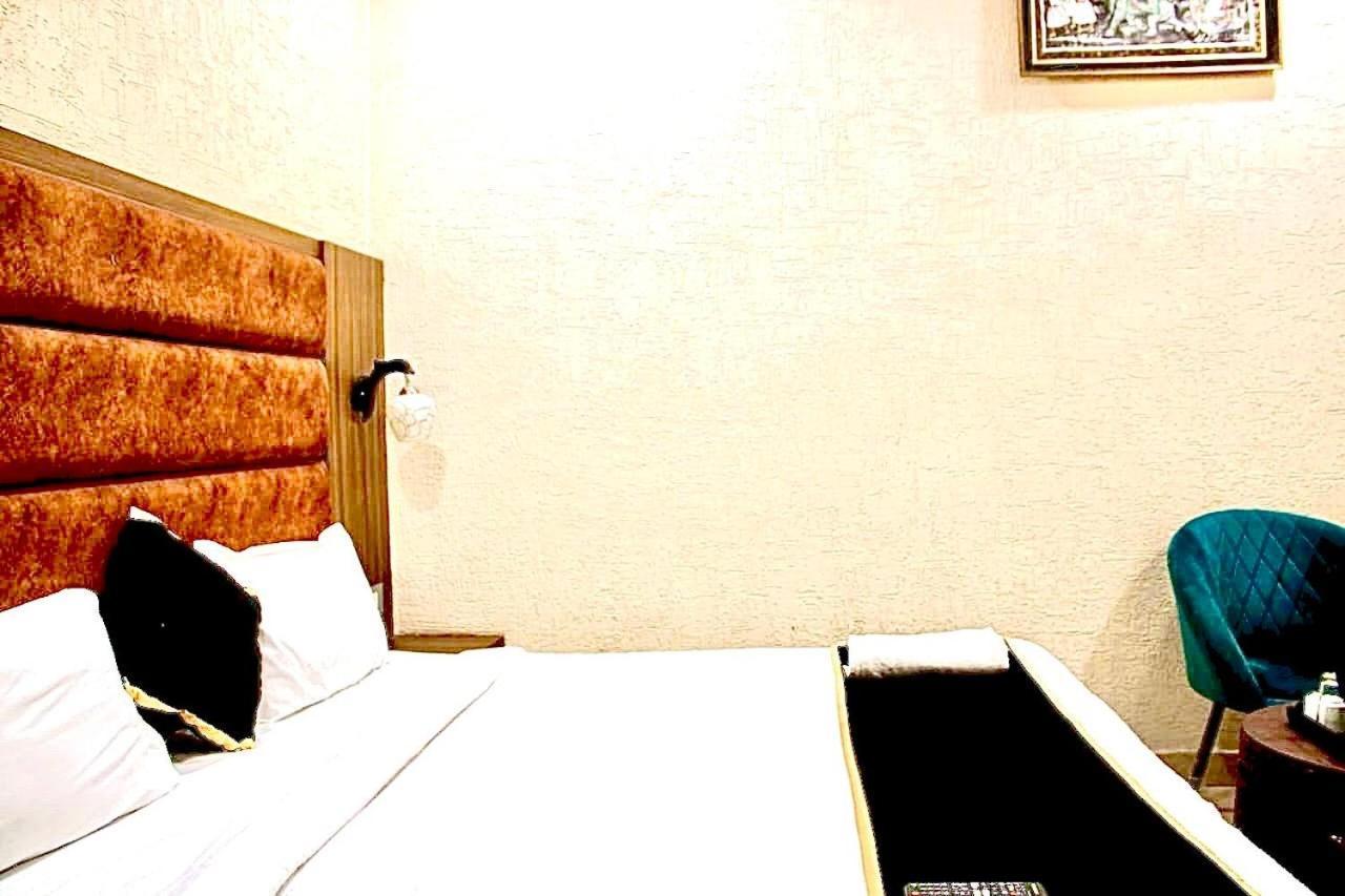 Blackwood Near Golden Temple -140 Mtrs Hotel