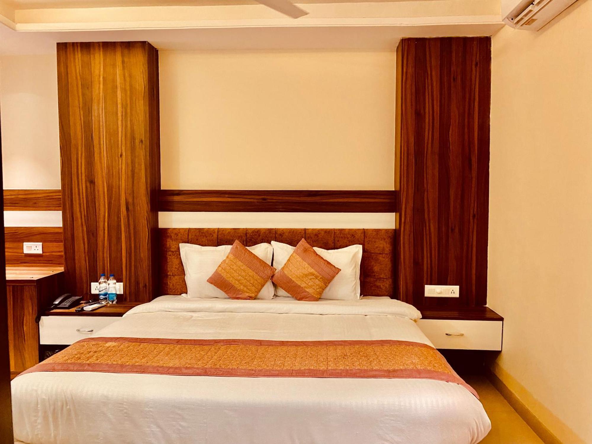 Hotel White And Restaurant Sultanwind Gate