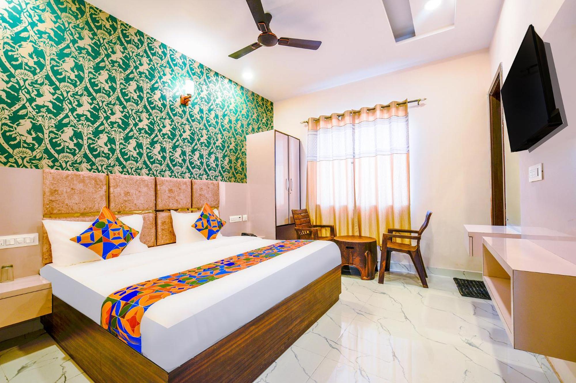 Hotel Fabhotel Lohgarh 3*
