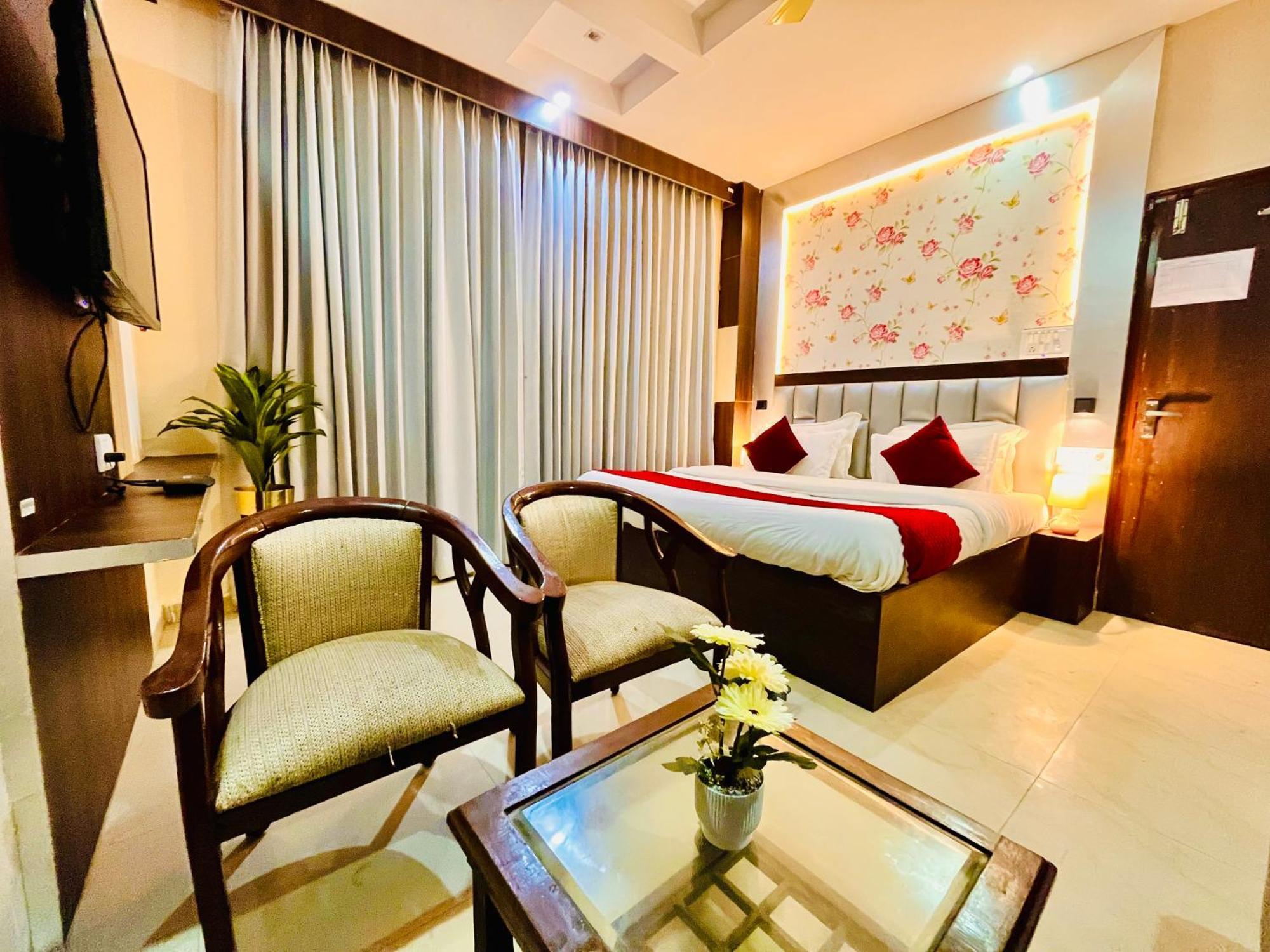 View With Swimming Pool - Best Selling In Near Golden Temple Hotel 4*